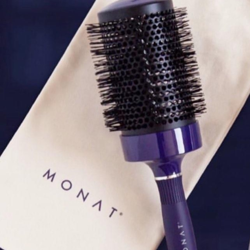 MONAT Round Brush with Bag
